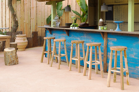蓝色凳子带有酒吧凳子的传统木棍背景
