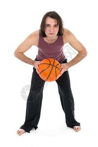 男子在运动中穿白色背景打篮球图片