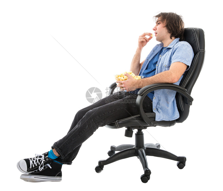坐在扶椅上吃流行玉米的懒人白种背景孤立无援图片