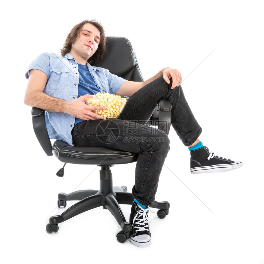 懒人坐在扶椅上带着一碗炸玉米图片