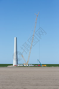 在荷兰田地建造新的风力涡轮机背景图片