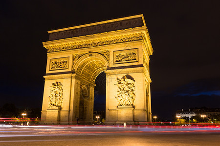 法国巴黎有轻轨道路过交通的灯光ArcdeTriomphe之夜图片