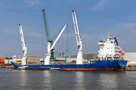 安特卫普港货船停泊在比利时大起重机码头背景图片
