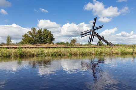 荷兰风车加运河和传统农业风车图片