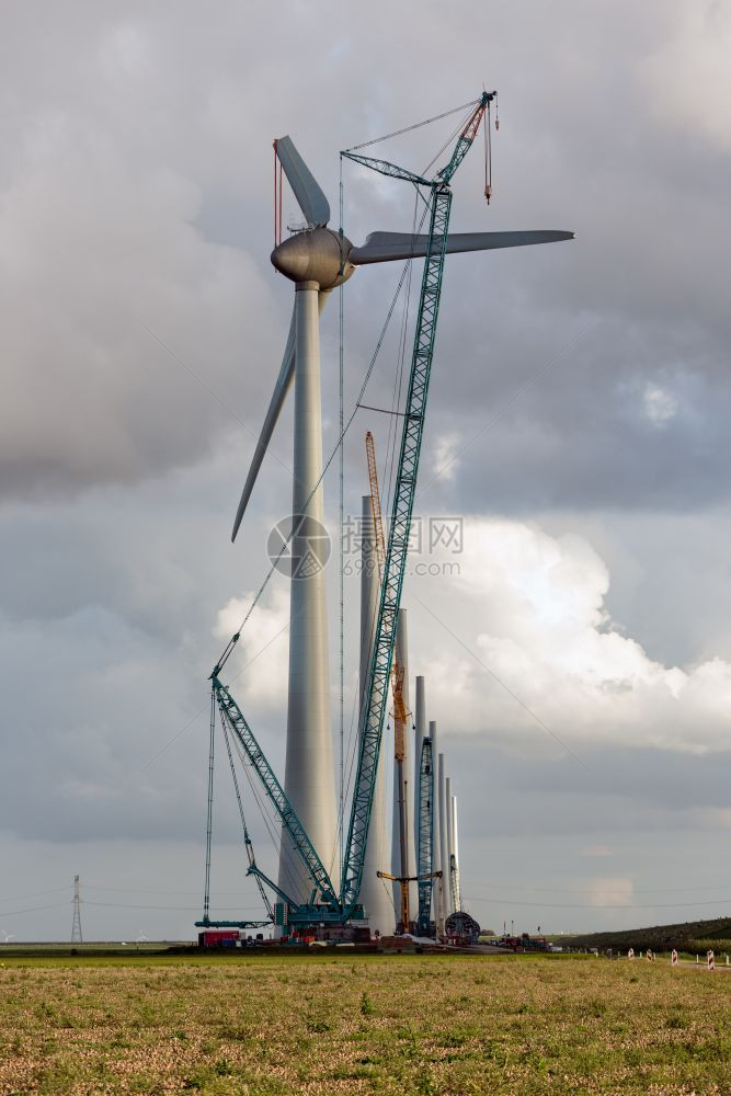 荷兰建造新风力涡轮机建筑工地日落图片