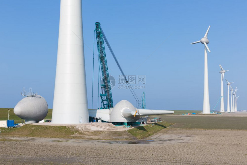 荷兰有建筑工地的农田新风力涡轮机农场图片