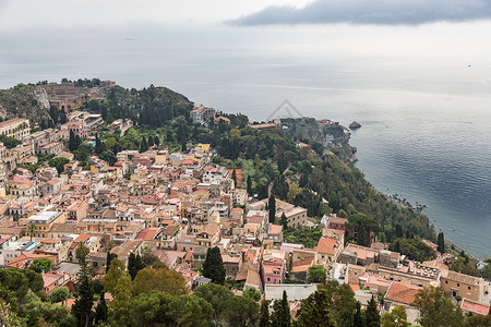 从西里Castelmola观察到的Taormina和地中海的空视线图片