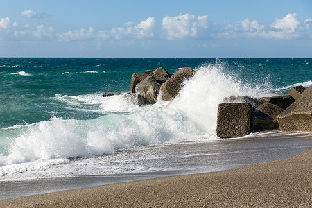意大利西里海滩断层波浪图片