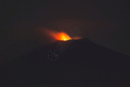 火熔岩西里火山埃特纳夜间喷发在15公里外的陶尔米纳观察到背景