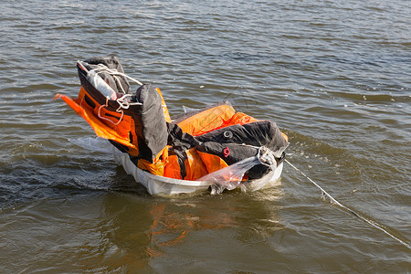 荷兰救援示范生艇在水中打开图片
