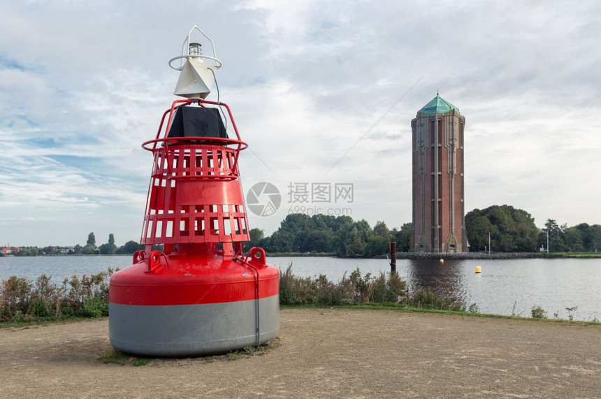 荷兰Aalsmeer湖附近的自然浮标和水塔图片