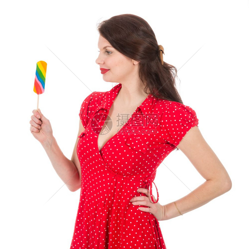 穿着红裙子的美女拿着多彩的棒糖在她被孤立的白衣人面前图片