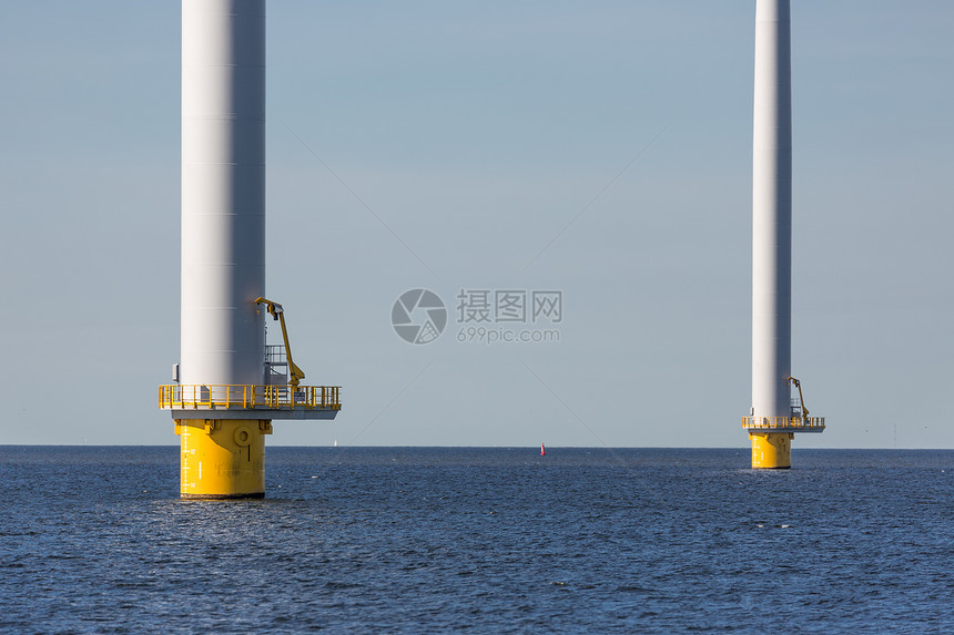 建造大型海上风力涡轮机图片