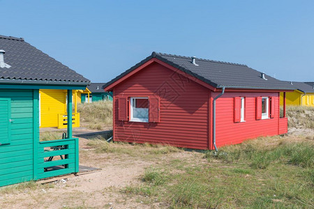 在赫尔戈兰附近的德意志岛Dune的丰富多彩海滩房屋图片