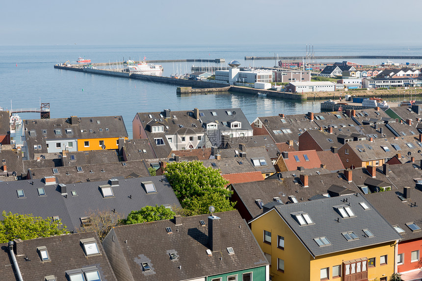 德国北海赫尔戈兰岛的房屋和港口空中巡视图片