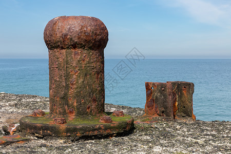 德国北海赫尔戈兰附近的小岛迪内老旧腐烂和生锈岩壳高清图片