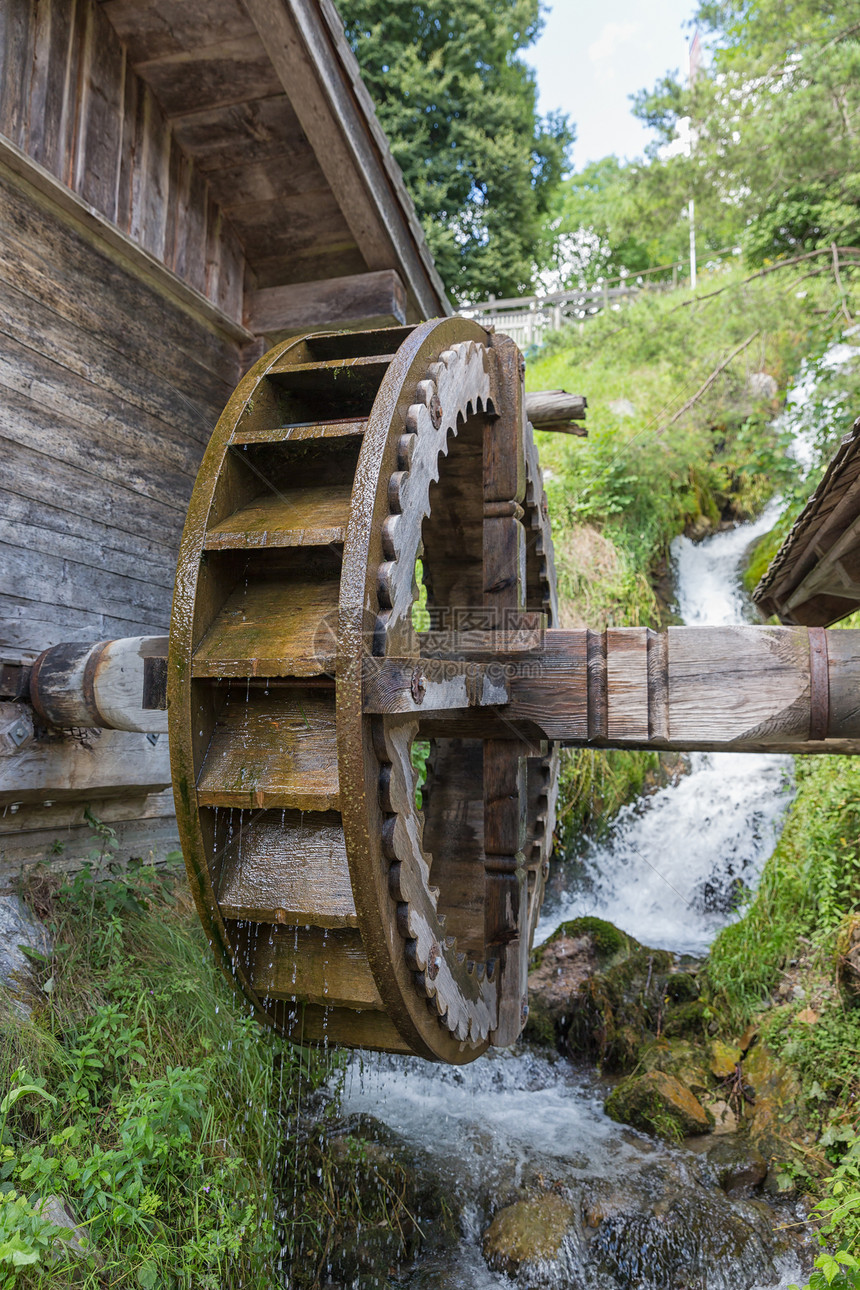 奥地利邦古山谷Werfen附近的传统木制水轮该用来发电于挤压谷物奥地利邦古山谷Werfen附近的传统木制水轮图片