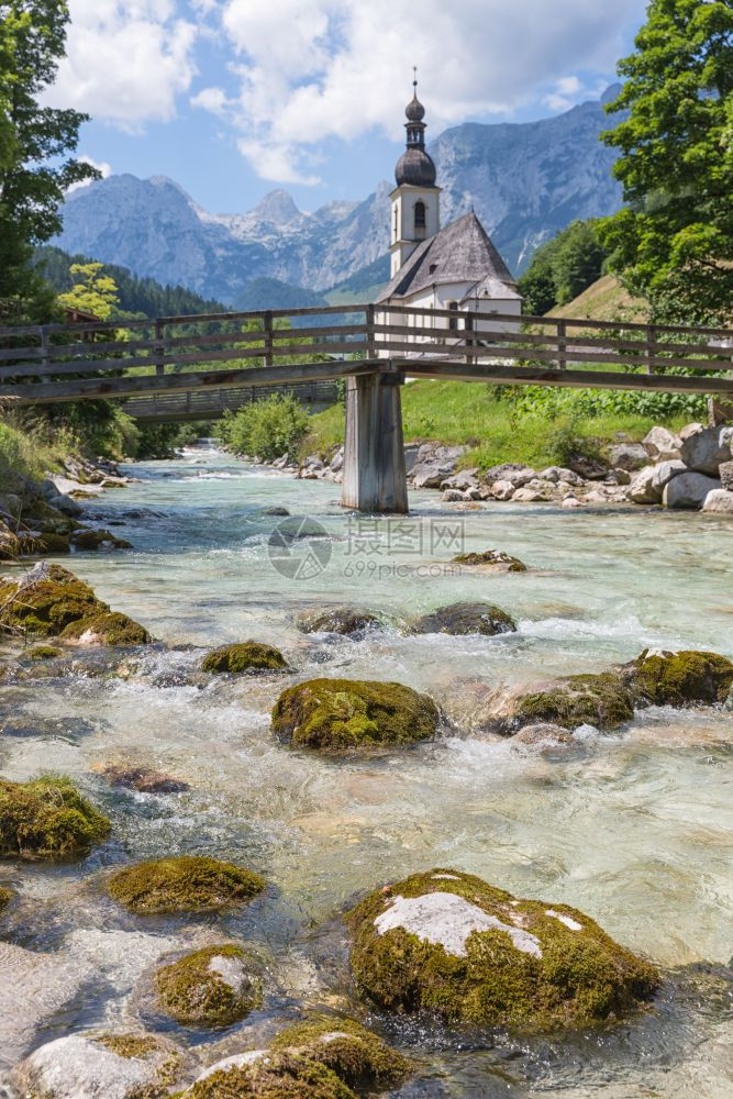 Berchtestesgaden附近的Ramsu教堂德国巴伐利亚阿尔卑斯前面有河流和大石块图片