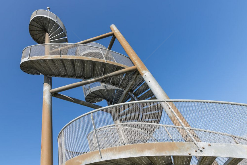 荷兰Lelystad机场附近两个扭曲的钢螺旋楼梯制成的望塔荷兰Lelystad机场附近螺旋楼梯制成的望塔图片