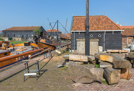 捣蛋鬼历史船只停靠在荷兰渔业村Workum背景