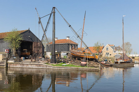 历史船舶在船厂与船台在港口荷兰渔村Workum历史船舶在船厂与船台在荷兰村庄Workum图片