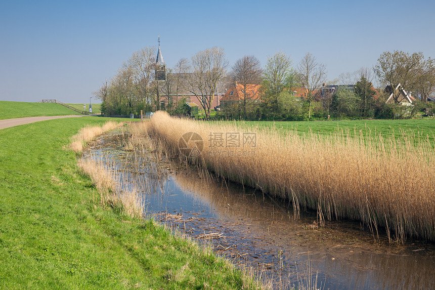 荷兰村庄Gaast和教堂后面的大坝有教堂坝海保护的荷兰村庄Gaast图片
