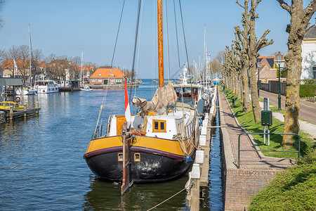 荷兰港市Medemblik与古老的木帆船高清图片