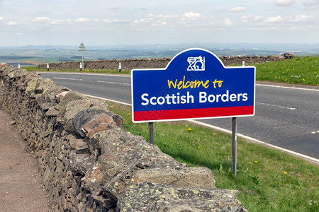 英格兰和苏在卡特酒吧的边界欢迎来到苏格兰签字板背景图片