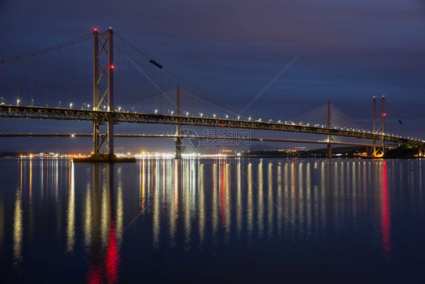 晚上在福斯路桥和昆斯费里横跨福斯湾附近的昆斯费里在苏格兰苏格兰昆斯费里附近福斯湾上的公路桥图片