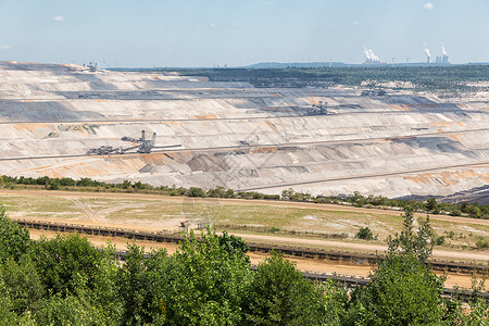 煤开采素材哈姆巴赫露天矿褐煤开采鸟瞰图地平线上有两座发电厂哈姆巴赫露天矿褐煤开采视图背景