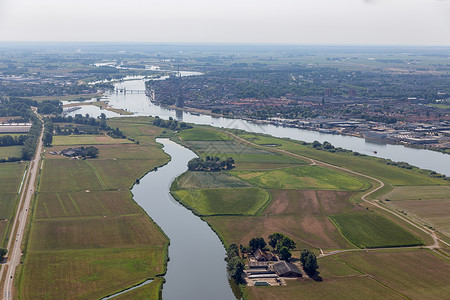 荷兰河IJssel在中世纪城市Kampen附近环绕着农业地貌的中世纪城市Kampen附近风景高清图片素材