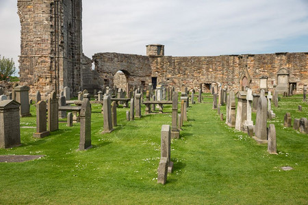 苏格兰圣安德鲁斯大教堂的废墟附近和以及苏格兰圣安德鲁斯大教堂附近的墓碑背景图片