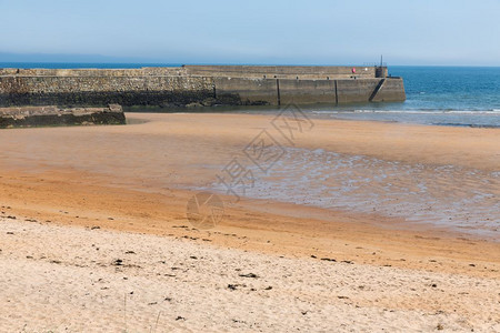 苏格兰圣安德鲁斯附近的北海潮低滩和港口码头背景图片
