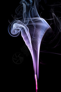 五颜六色的紫烟燃烧棒孤立在黑色的背景五颜六色的烟柱在黑色背景下孤立背景