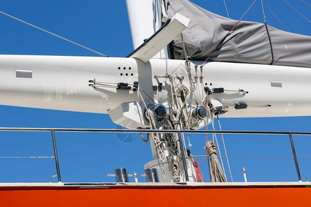 荷兰Lauwersoog港的豪华游艇装有桅杆和操纵置图片