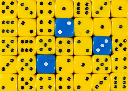 含有三个蓝色立方体的随机订购黄色骰子的图样背景图片