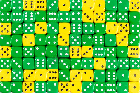 具有三分之二随机订购绿骰子和三分之一黄色骰子的图案背景背景图片