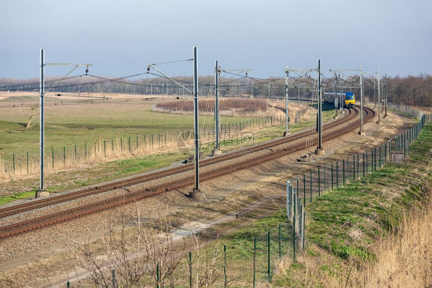 荷兰铁路通过公园Oostvaardersplassen在Lelystad和Almere之间有接近的特快列车荷兰铁路穿过阿尔梅雷和图片