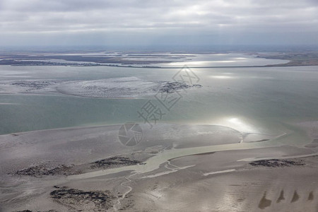 美丽瓦登海在荷属瓦登海低潮下太阳在水面反射荷属瓦登海背景