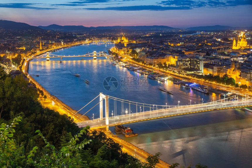 多瑙河上空有伊丽莎白布里桥和连链的布达佩斯空中城市风景多瑙河上空有伊丽莎白布里桥和连链的布达佩斯空中视线多瑙河上空有伊丽莎白布里图片