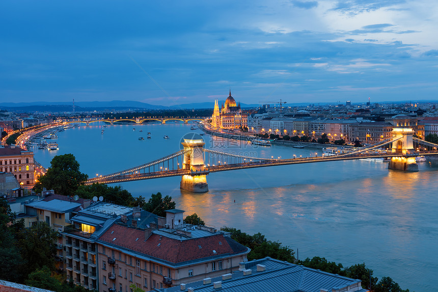 布达佩斯日落城市风景与多瑙河连链桥和议会大厦布达佩斯日落与多瑙河图片