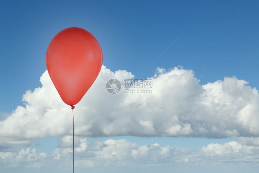 为生日和庆祝活动而举行的红聚会热气球在蓝色天空中以云和复制间与免费文本隔离在蓝色天空中以云与隔离的红气球图片