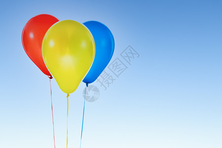 空气球三个红色黄的蓝气球用于生日和在蓝天空孤立的庆祝活动并复制免费文字空间设计图片