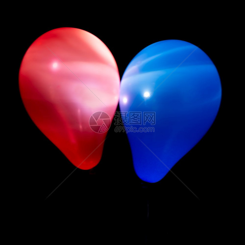 在黑暗背景下用内部LED灯照亮红色和蓝气球在黑暗背景下用LED照亮红色和蓝气球图片