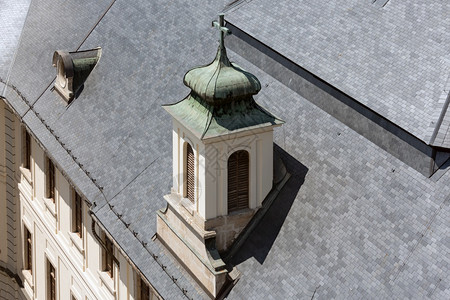 具有石板屋顶和传统天窗的历史建筑顶视图石板屋顶和传统天窗的历史建筑图片