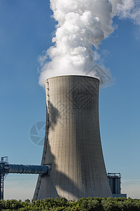 神仙烟囱蓝色德国的冷却塔棕色煤炭发电厂与蓝色天空对抗背景
