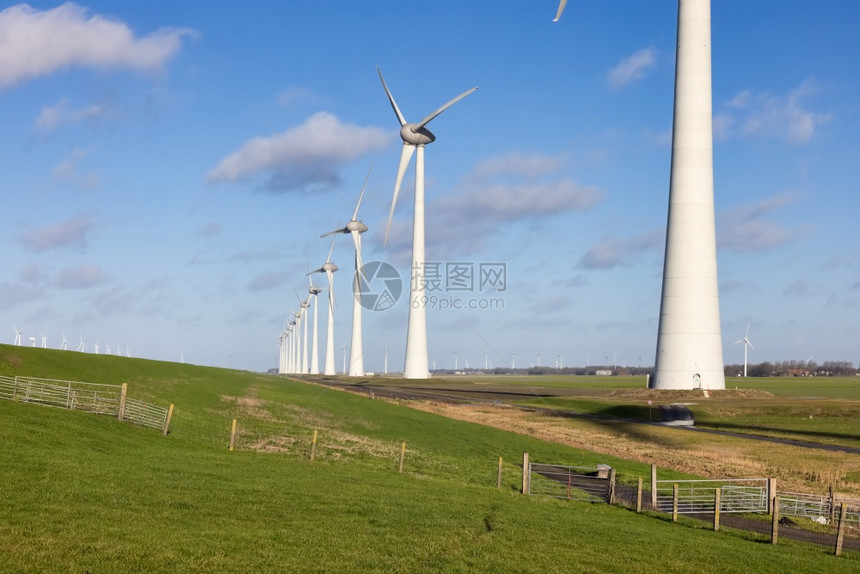 荷兰Noordoostpolder的圩田景观中蓝天的风力涡轮机荷兰Noordoostpolder圩田景观中的风力涡轮机图片