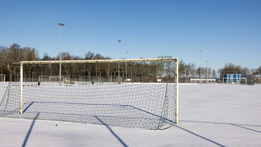 覆盖着白雪的荷兰足球场白雪覆盖球门的足球场图片