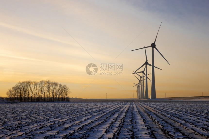 荷兰农村风力涡轮机和冬季积雪覆盖的田地风力涡轮机和冬季积雪图片