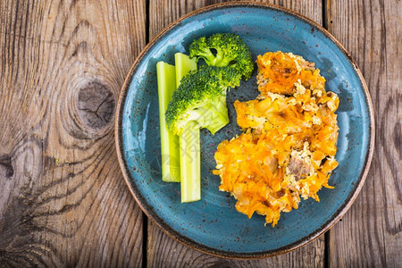 健康饮食炖鱼和新鲜蔬菜工作室照片背景图片